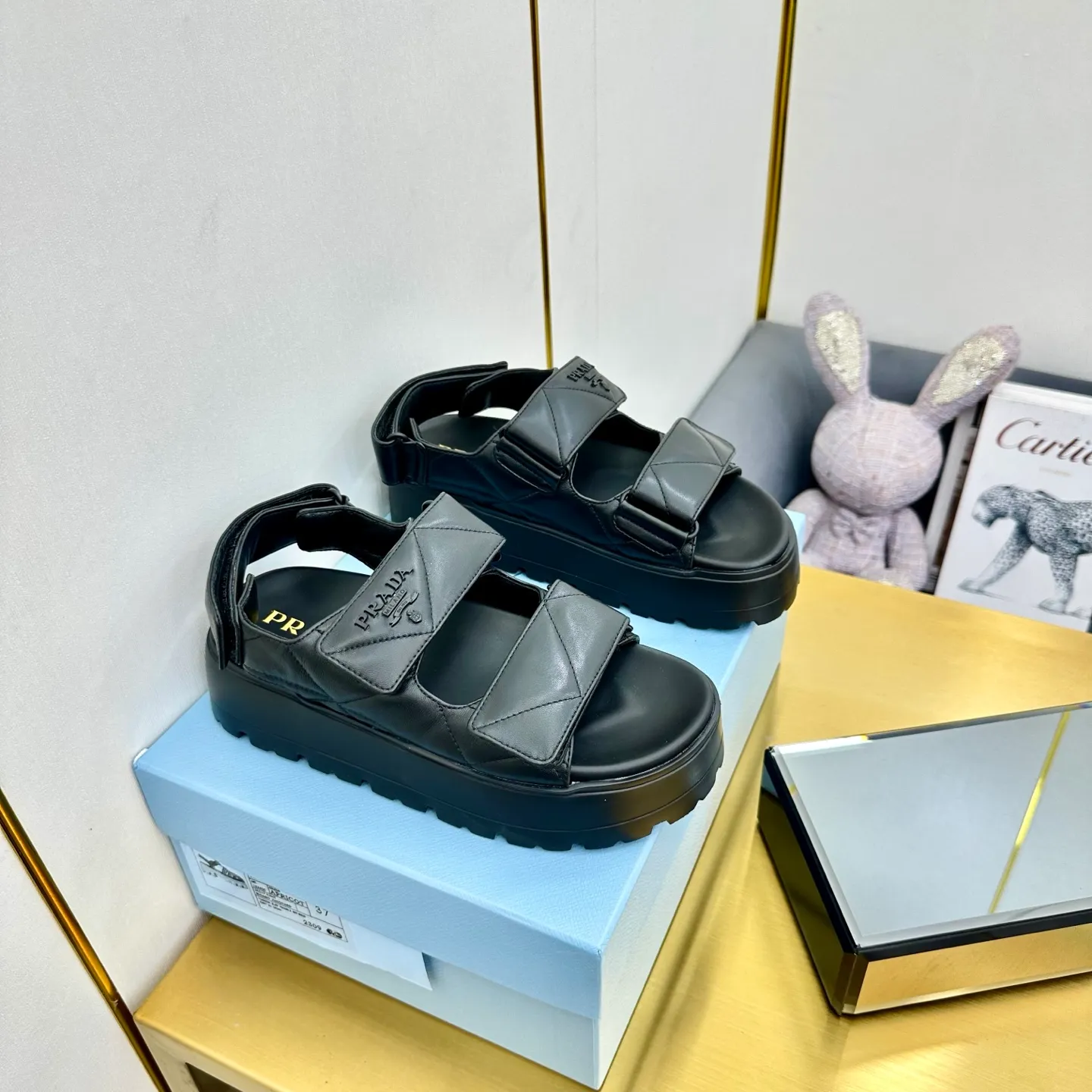 💕💕Factory direct selling price p480💕💕 The highest version of Prada's new thick-soled casual sneakers. This sneaker continues the timeless silhouette and is a new classic item. Crafted from leather to enhance style. The style is light, with a triangle buckle logo and a 5CM thick sole. It is suitable for all seasons and can be matched with all kinds of casual styles. In an era where various styles are full of attention, the most long-term companion and the one that captures people's hearts bit by bit is undoubtedly the white shoe. Fabric: Cowhide Lining: Sheepskin Outsole: Original rubber outsole Sole thickness: 5CM Size 35-41